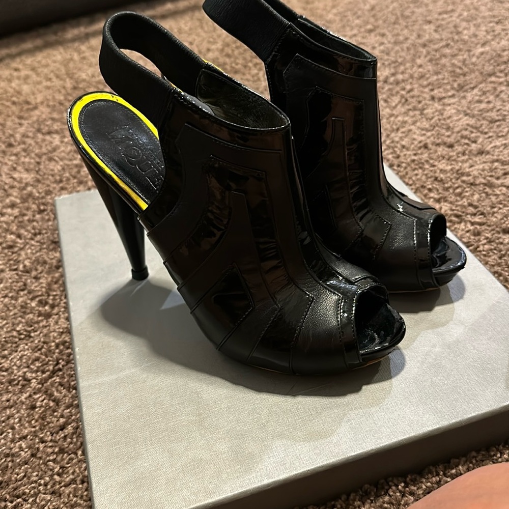 Alexander McQueen black pumps